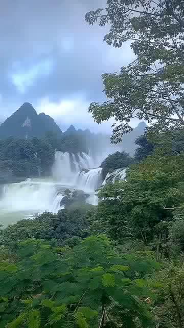 逃离残破的机舱